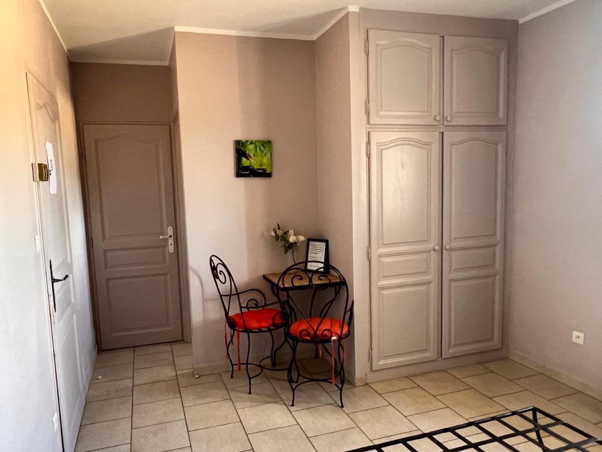Apartamento Mas de l'Estiou Monteux Exterior foto